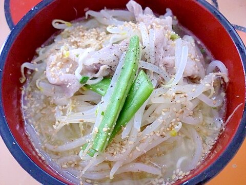 手作り塩豚で♪インゲンともやし入りラーメン